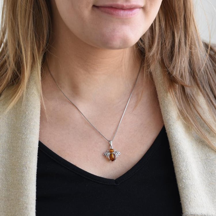 Biene Bernstein in Silber Kette auf dem Hals 52123