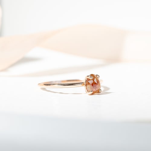 Goldener Ring mit Salt and Pepper Diamant in Birnenform Lorelei
