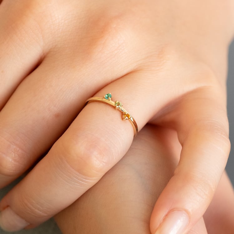 Minimalistischer Ring mit drei Edelsteinen Ihrer Wahl Idalia 144800