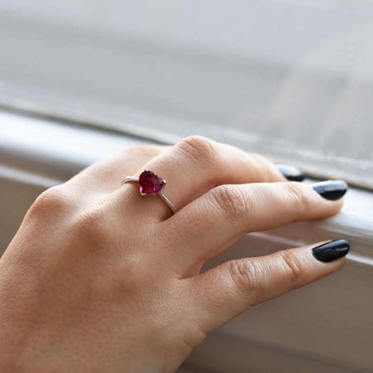 Ring mit Herzen Rubin auf dem Finger 36951