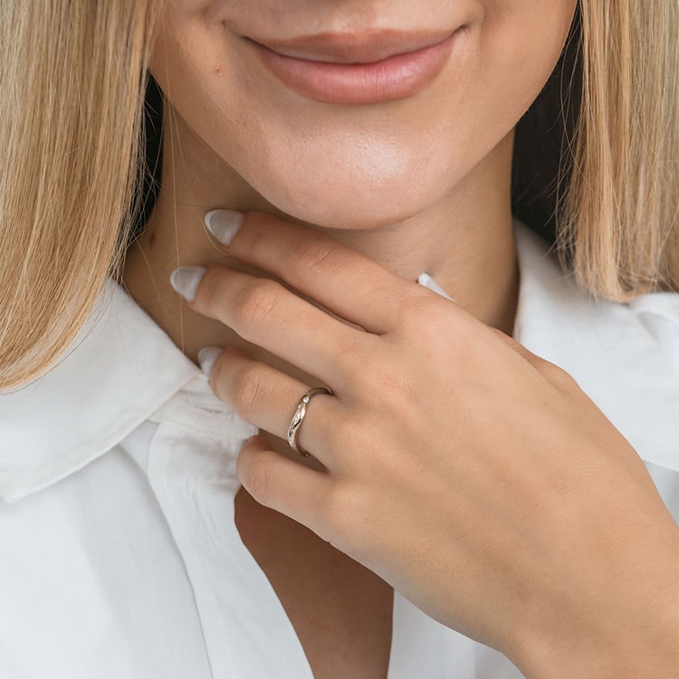 Unregelmäßige Eheringe aus Gold in Haselnussfarbe mit Diamanten Parnell 166287