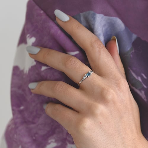 Ring mit herzförmigem Topas und Notenschlüssel Akant