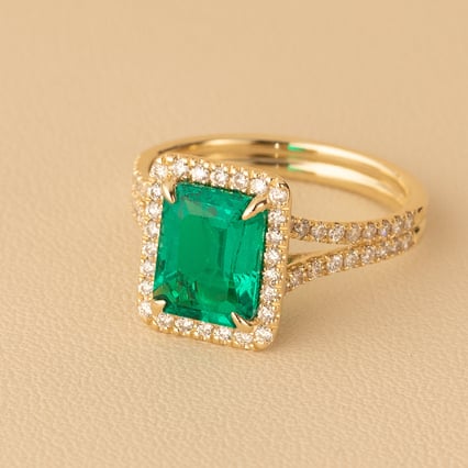 Goldener Ring mit Lab Grown Smaragd in Emerald Form und Diamanten Ralph