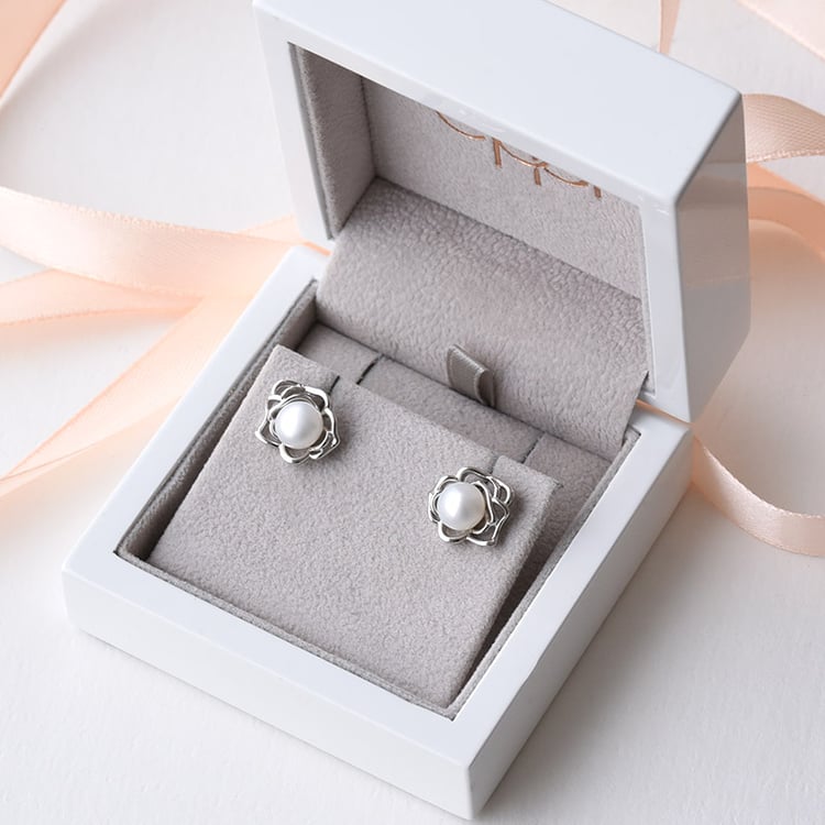 Silberne Ohrringe in Rosenform mit Perlen Crystin 78022