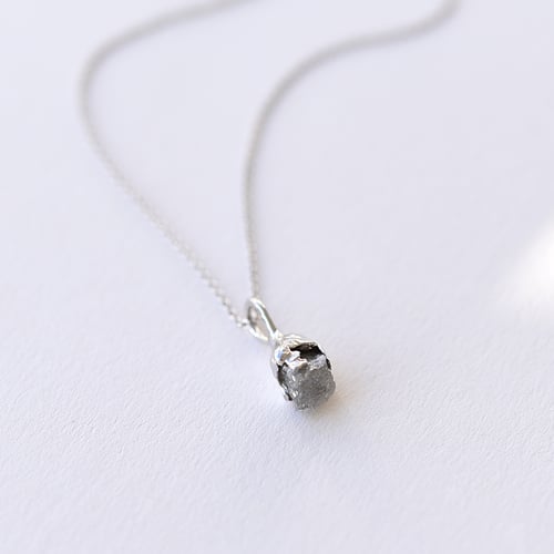 Goldener Anhänger mit ungeschliffenen Diamanten Camryn