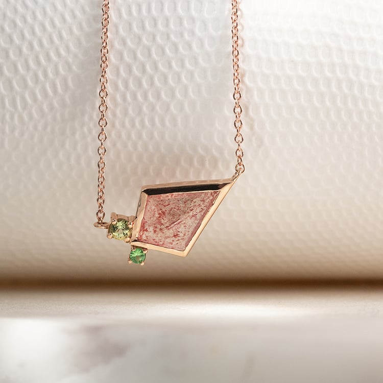 Halskette mit erdbeerrotem Achat, Olivin und Tsavoritgranat Milly 135319