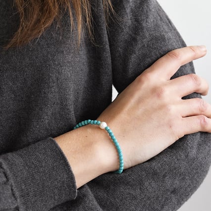 Silbernes Armband mit einer echten Perle und Perlen aus Howlith Moira