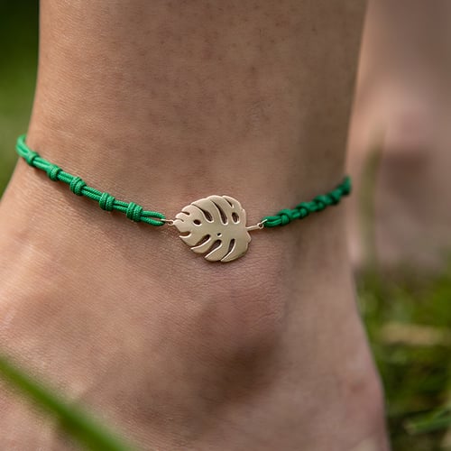 String-Armband mit einem silbernen Blatt der Monstera