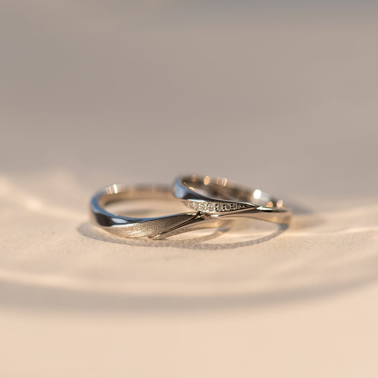 Unkonventioneller halbrunder Ehering aus Gold Abella 128352