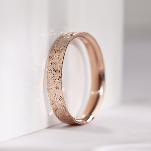 Eheringe mit von Hand gravierter Oberfläche Faye