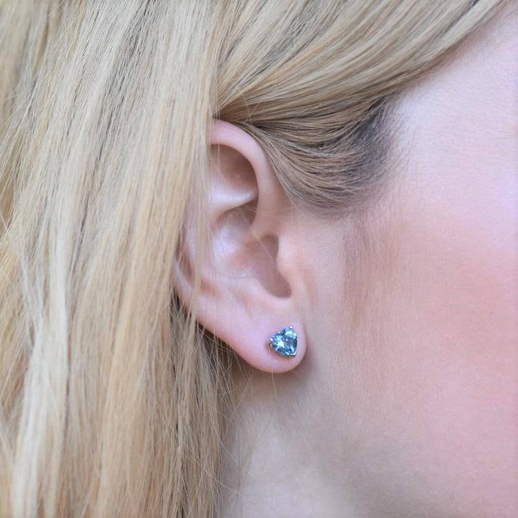 Herzchen aus Topas als Silberohrringe auf dem Ohr 104577