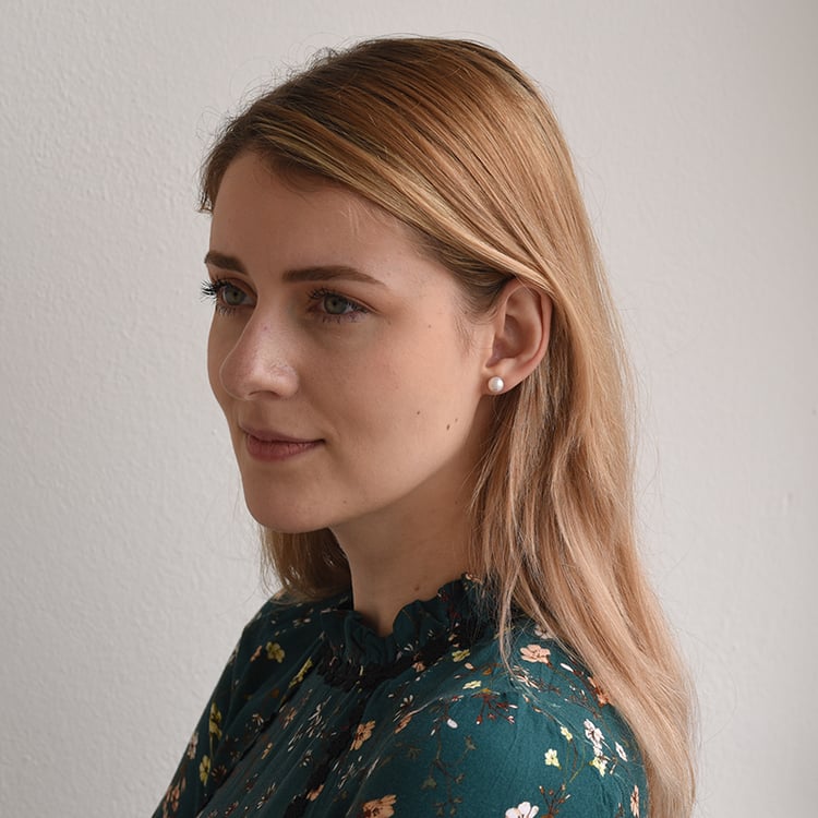 Perlen Ohrringe auf der Dame 64556