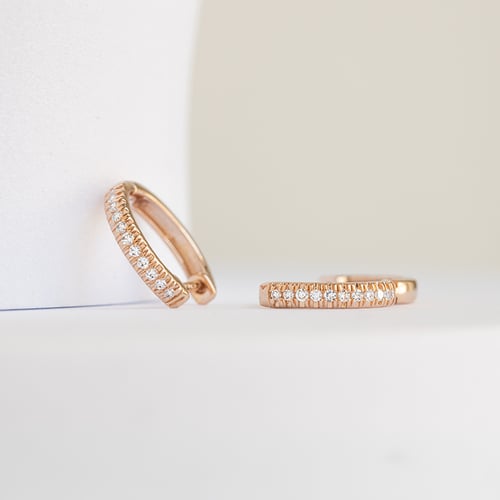 Silberne elegante Ohrreifen mit Lab Grown Diamanten Gomati