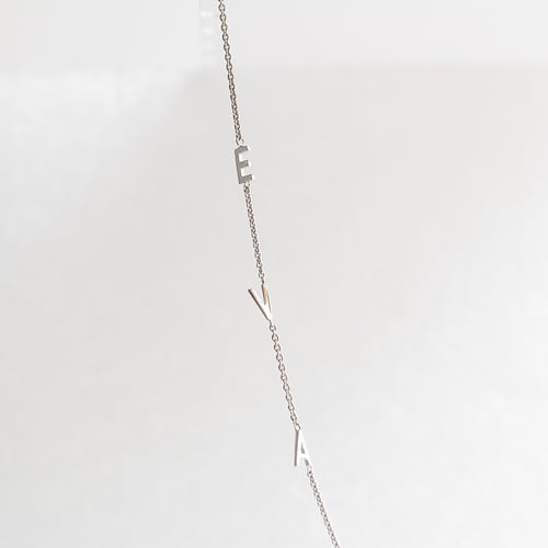 Halskette mit drei Buchstaben Ihrer Wahl und Lab Grown Diamanten Lupe