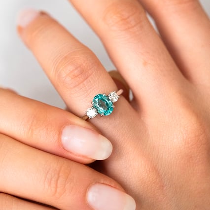 Goldener Ring mit einem Lab Grown Paraiba Turmalin und Diamanten Brink