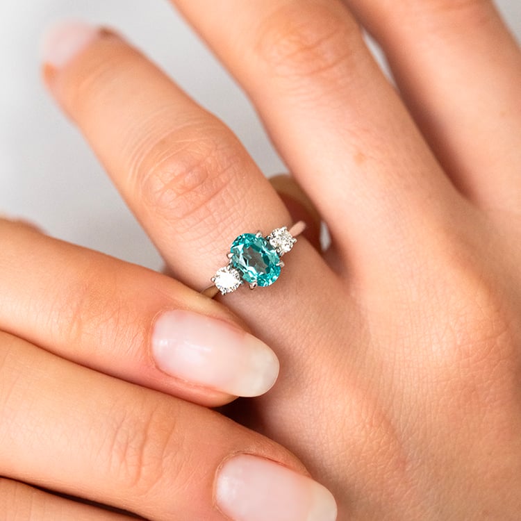 Goldener Ring mit einem Lab Grown Paraiba Turmalin und Diamanten Brink 145124