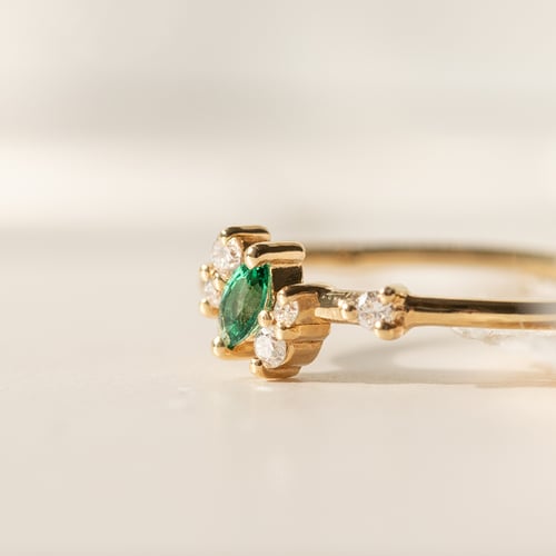 Cluster Ring mit Lab Grown Smaragd und Diamanten Kasen