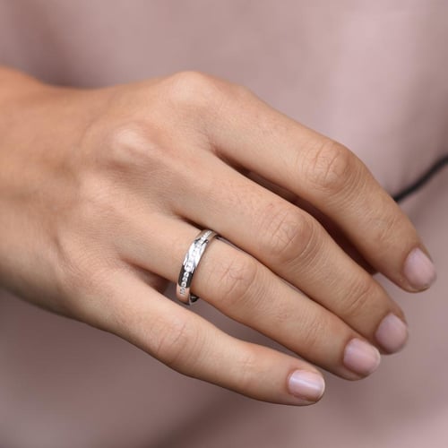 Goldener Eternity-Ring mit Diamanten Loby
