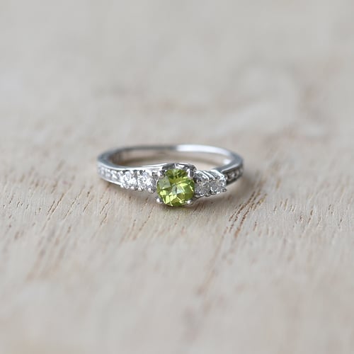 Romantischer Silberring mit Olivin und Zirkonia Tereza