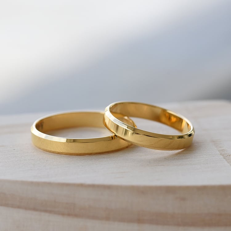 Goldene minimalistische Eheringe mit abgeschrägten Kanten Varden 63317