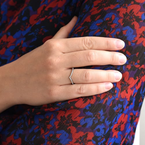 Spitz zulaufender Ring mit Diamanten Keila