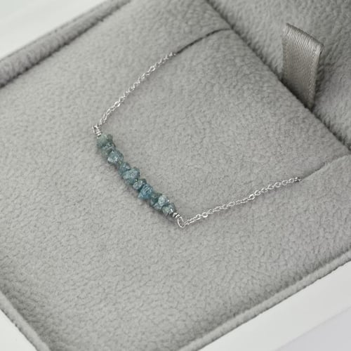 Goldener Choker mit blauen ungeschliffenen Diamanten Inaku