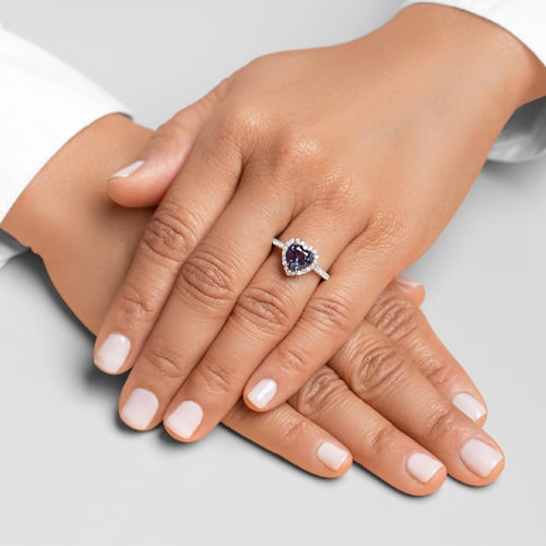 Goldener Ring mit Lab Grown Alexandrit in Herzform und Diamanten Harold