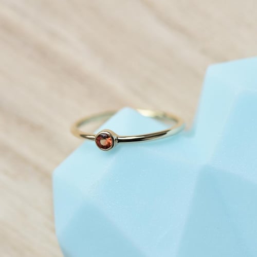 Minimalistischer Goldring mit Padparadscha-Saphir Emilien