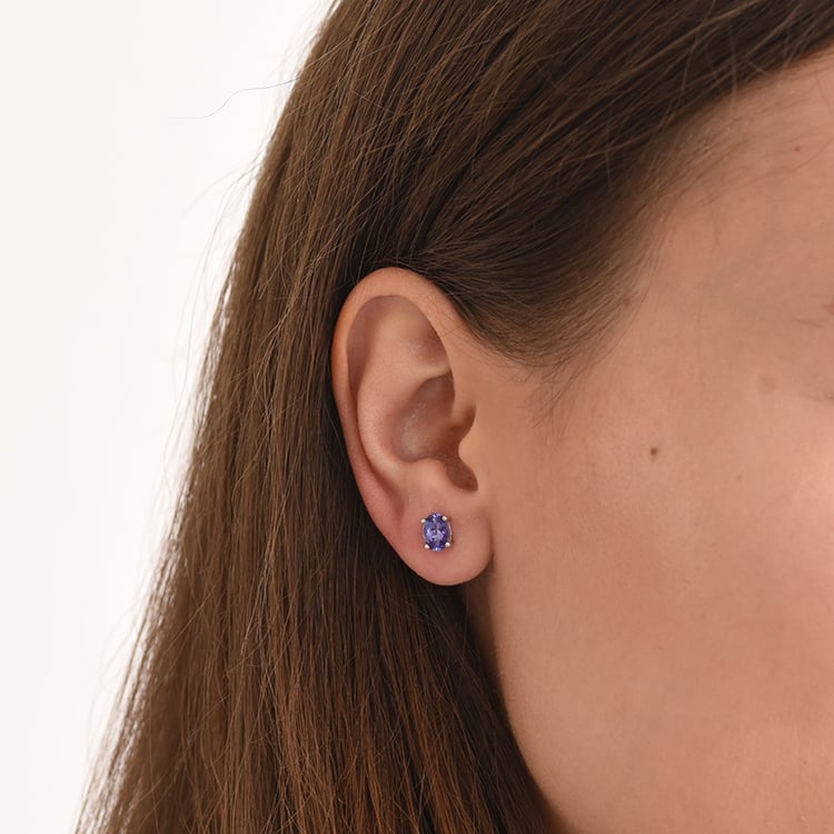 Tansanit Goldohrringe auf der Dame 70910