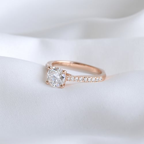Verlobungsring mit Moissanit und Lab Grown Diamanten Ulani