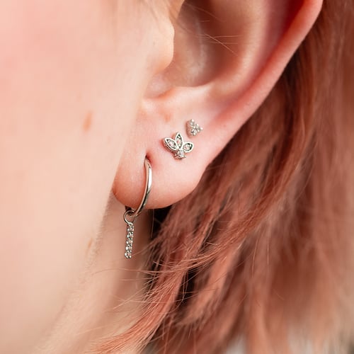 Goldener Piercing Ohrstecker mit weißen Topasen Masha