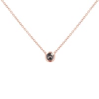 Minimalistische Kette mit Anhänger mit einem Salt and Pepper Diamanten Glosie
