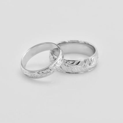 Eheringe aus Platin mit Naturmotiv Matu