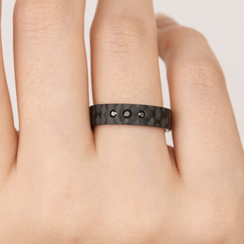Flacher Ring aus Carbon und Gold mit schwarzen Diamanten Walker