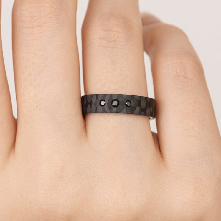 Flacher Ring aus Carbon und Gold mit schwarzen Diamanten Walker 164607