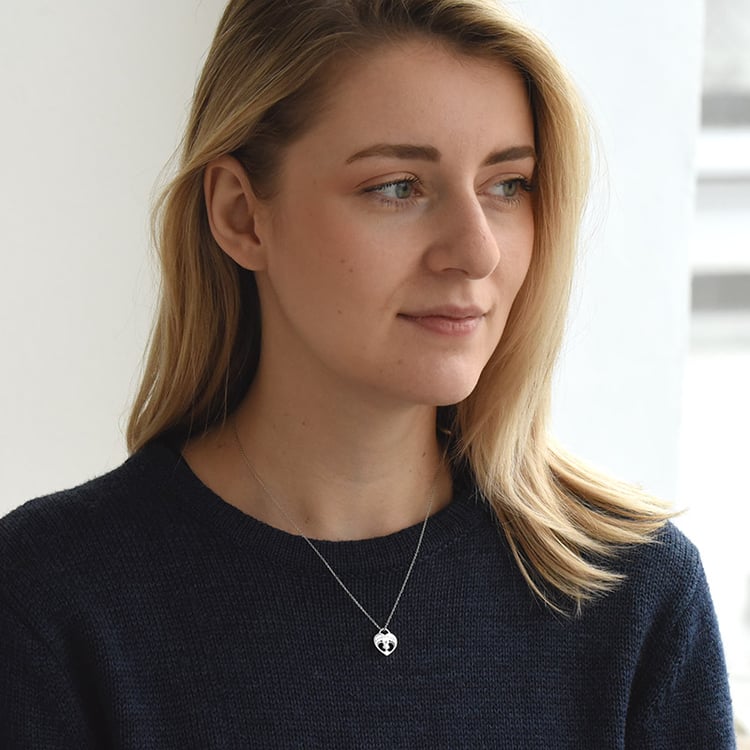 Silberner Anhänger mit Kinderfüßchen, einem Diamanten und Gravur Olivia 103376