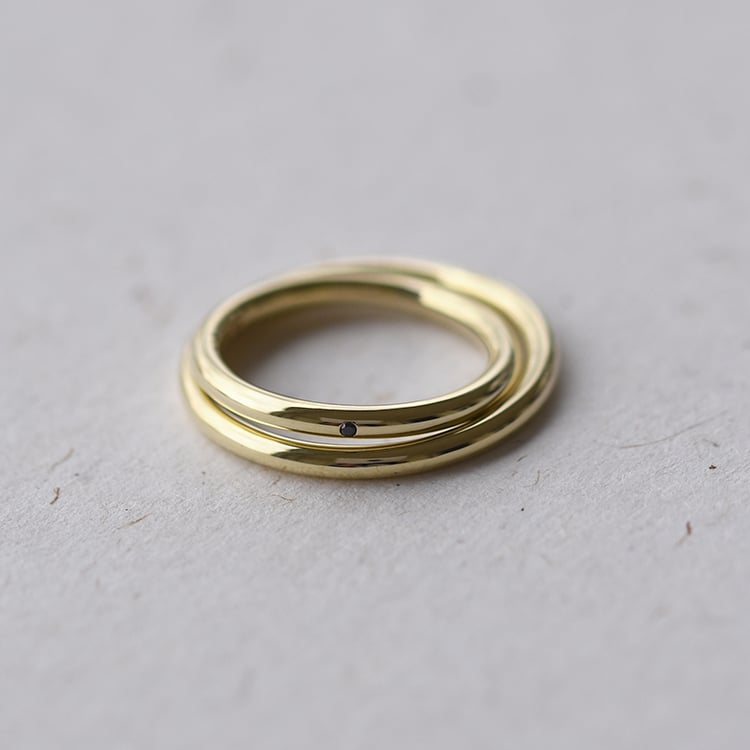 Minimalistische Eheringe aus Gold mit schwarzem Diamanten Alays 58696