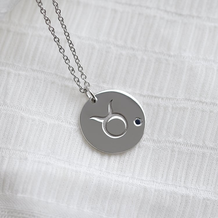 Silberner Anhänger mit Sternzeichen und einem blauen Saphir Stier 103436