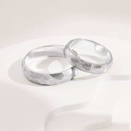 Matte gehämmerte Eheringe aus Gold Zvezda