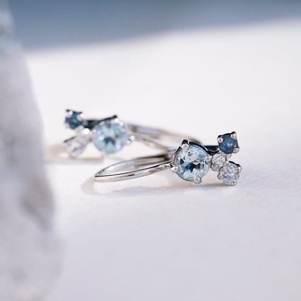 Hängeohrringe mit Mondstein, Aquamarin, Saphir und einem Diamanten Kerrie