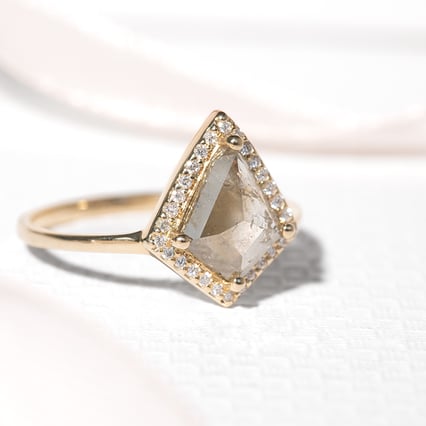 Goldener Ring mit Salt and Pepper Diamant in Kite-Form Bjorn