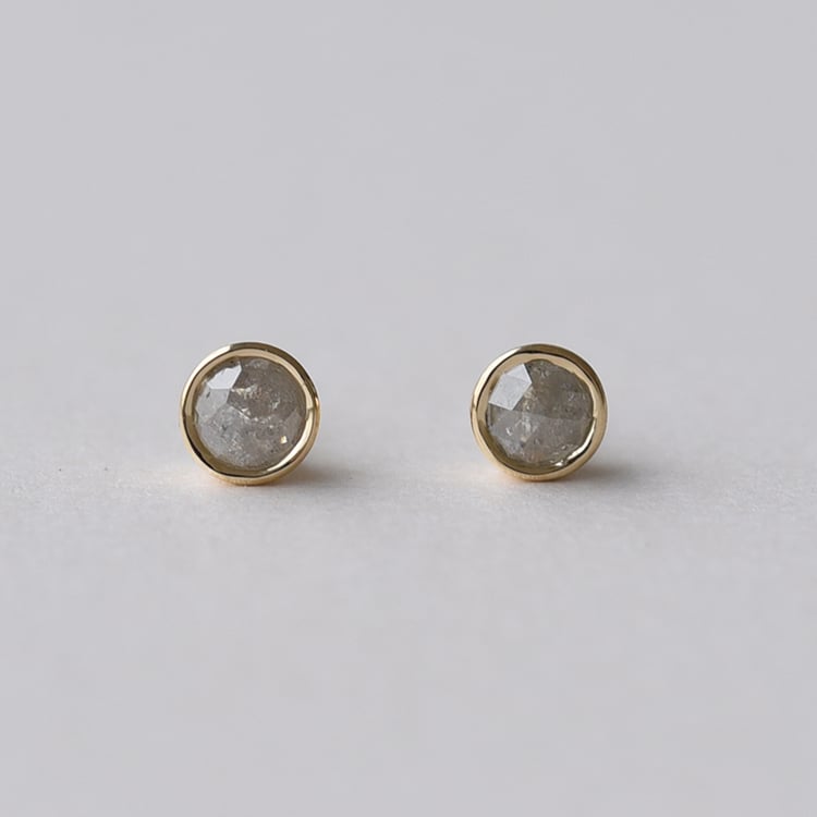 Goldene Ohrstecker mit 0.44ct Salt and Pepper Diamanten Haliena 63355