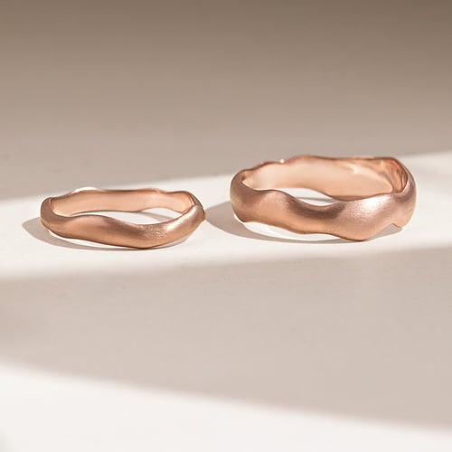 Glänzende Eheringe aus Gold Parnell