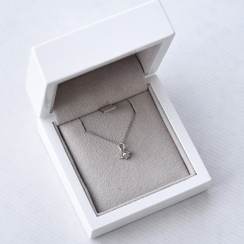 Goldener Anhänger mit Salt´n´Pepper Diamanten Niria