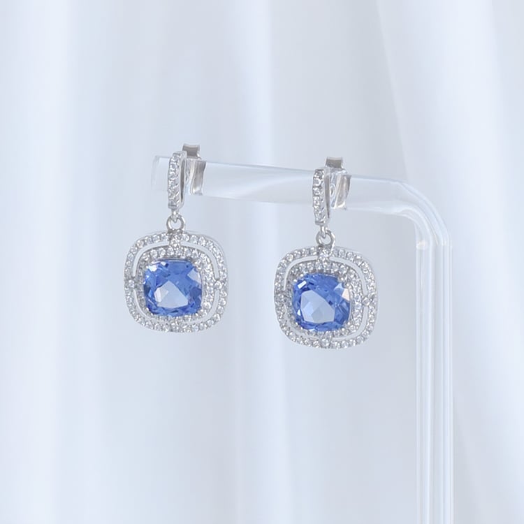 Silberne Ohrringe mit simulierten Tansaniten Sanna 93592