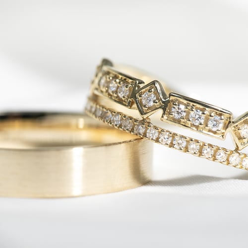 Eheringe aus Eternity-Ring mit Lab Grown Diamanten und einem breiten flachen Ring Ward