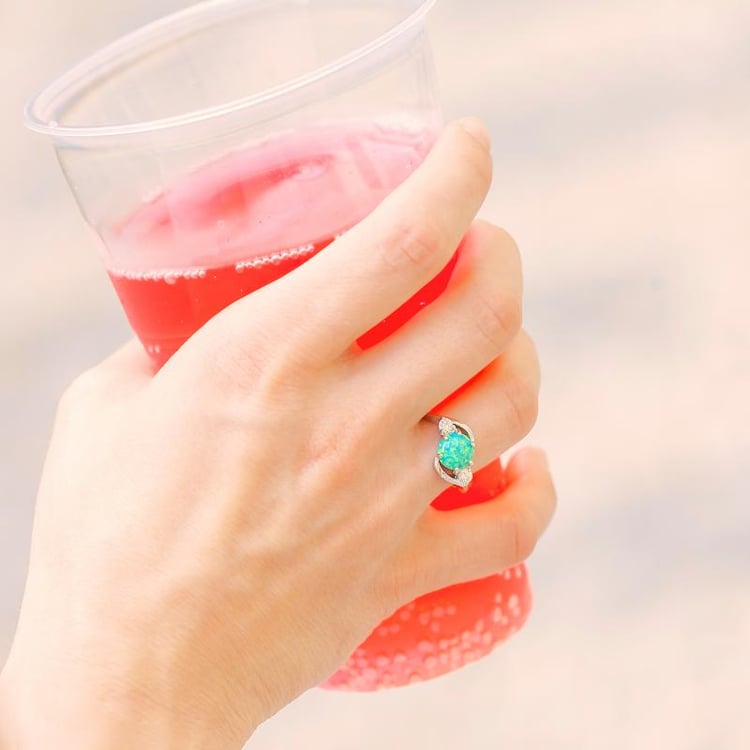 Finger mit Opal Ring 14587