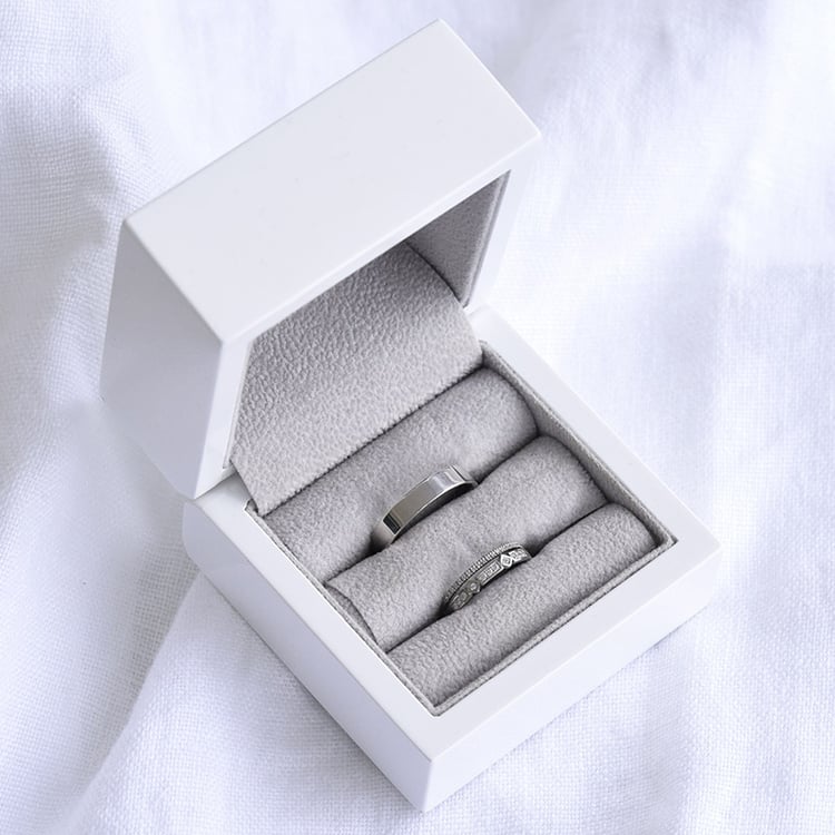 Eheringe mit Diamantring und flachem Ring Ward 84469