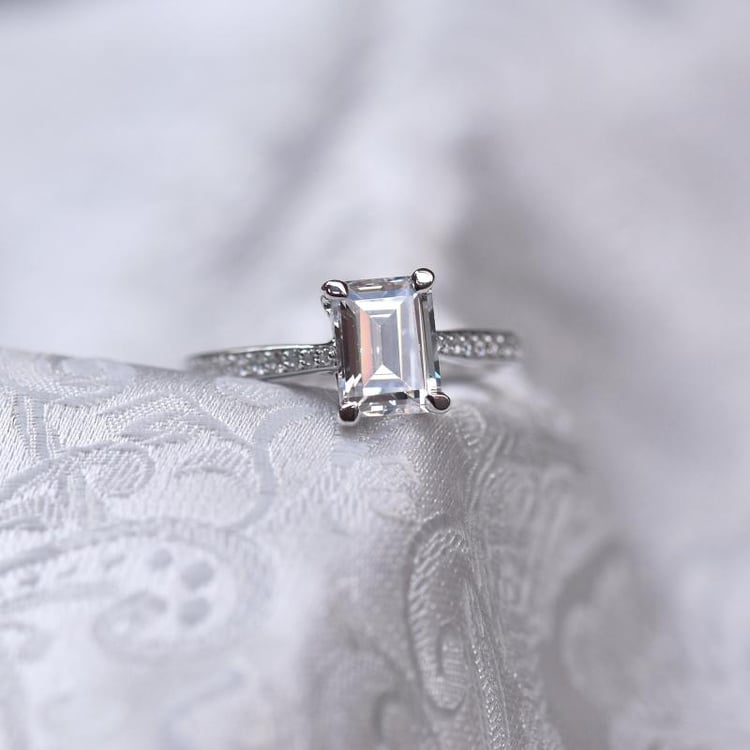 Goldener Verlobungsring mit Moissanit im Smaragdschliff Rafa 66258