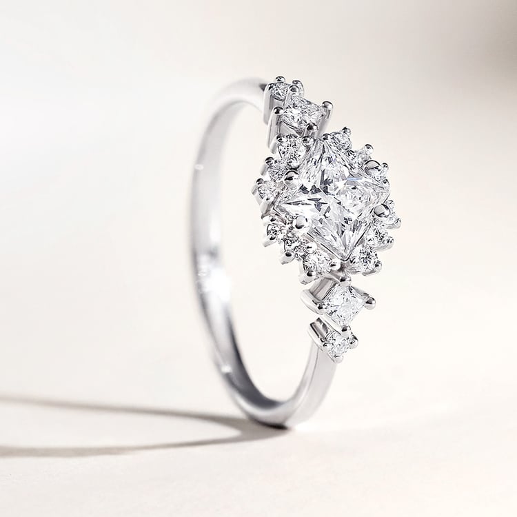 Verlobungsring mit 0.60ct IGI zertifiziertem Lab Grown Diamant im Princess Schliff Medrie 167743